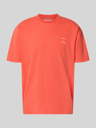 Produktfoto, męski t-shirt z bawełny o kroju relaxed fit, okrągły dekolt, nadruk z logo, model 'JOEL' od Samsoe Samsoe, długość tyłu w rozmiarze M: 71 cm