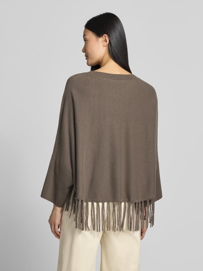 Frauenmodel trägt Relaxed Fit Pullover aus Woll-Mix mit Kaschmir-Anteil von HERZENS, Strick-Optik, Fransensaum, Rückansicht, Ganzkörperansicht.