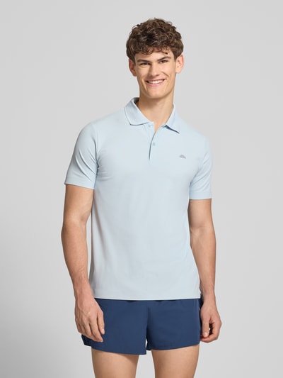 Mężczyznamodel nosi Slim Fit Poloshirt mit Logo Modell 'EDMOND' von Ellesse, jasnoniebieski, gładka faktura, krój slim fit, materiał z domieszką stretchu, logo, zapięcie na guziki, długość tyłu w rozmiarze M: 63 cm, pełna sylwetka z przodu