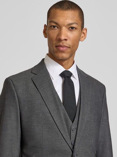 Männermodel trägt Slim Fit Sakko mit Schurwoll-Anteil Modell 'Totti' von CINQUE in Grau, Elastischer-Material-Mix, Nahaufnahme Oberkörper.
