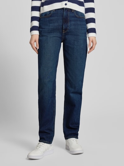 Kobiece modelka nosi Straight Fit Jeans mit Logo-Patch Modell 'New Moon' od Calvin Klein Jeans, ciemnoniebieski denim, 5-kieszeniowy design, lekko elastyczny bawełniany materiał, szerokość w rozmiarze 27/32: 35 cm, długość wewnętrzna nogawki: 77 cm, widok na całe ciało z przodu.