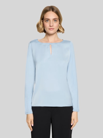 Frauenmodel trägt Regular Fit Langarmshirt aus Viskose-Mix von BETTY BARCLAY, hellblau, schimmernd, Rundhalsausschnitt, Ganzkörperansicht von vorne.