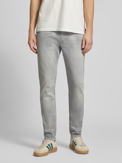 Mannelijk model draagt Tapered Fit Jeans aus Baumwoll-Mix Modell 'STANLEY' van Pepe Jeans in grijze denimlook met 5-pocketmodel, labelpatch, riemlussen, knoop- en ritssluiting, katoenmix, ganzebodyvooraanzicht.