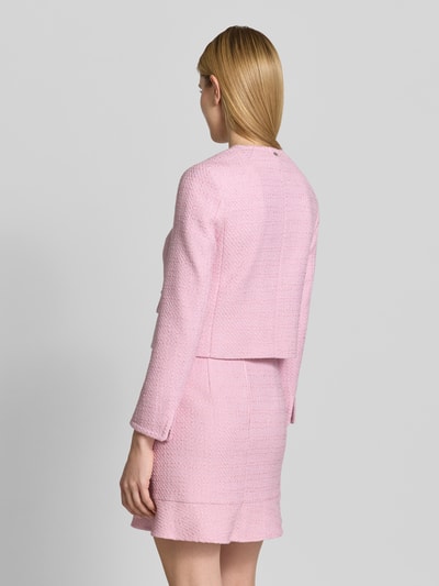 Frauenmodel trägt Regular Fit Blazer mit Pattentaschen von Marc Cain in Rosa, Reine Baumwolle, Zweireiher, Rückenansicht, Ganzkörperansicht Rückansicht