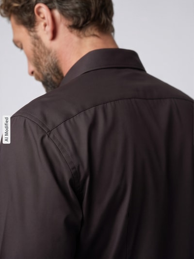 Männermodel trägt dunkelbraunes Slim Fit Businesshemd mit Kentkragen von Jake*s, glatte Struktur, Nahaufnahme Rückansicht, KI-modifiziertes Bild.