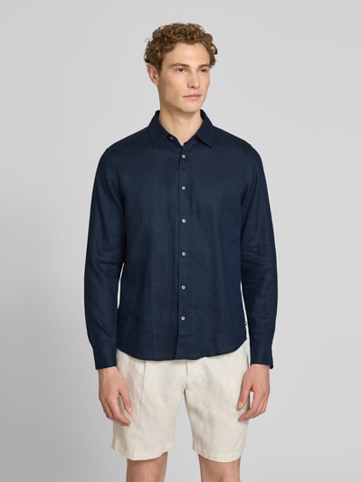 Männermodel trägt Regular Fit Freizeithemd aus reinem Leinen von s.Oliver RED LABEL in Dunkelblau, glatte Textur, Ganzkörperansicht von vorne.