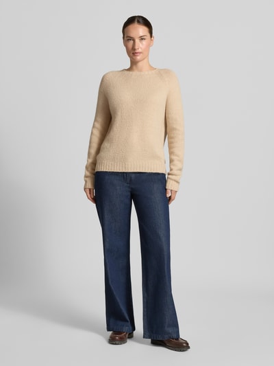 Frauenmodel trägt beigen Regular Fit Pullover aus Alpaka-Mix Modell 'GHIACCI' von Max Mara, Damen Pullover von Weekend Max Mara, Ganzkörperansicht von vorne.