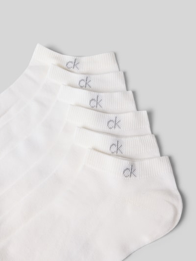 Produktfoto, weiße Socken aus Baumwoll-Mix im 6er-Pack von CK Calvin Klein auf grauem Hintergrund, glatte Struktur. Herren Socken.