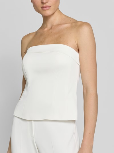 Frauenmodel trägt Bandeau-Top mit Umschlag von Jake*s Cocktail in Weiß, körpernah geschnitten, glatte Textur, Nahaufnahme Oberkörper.