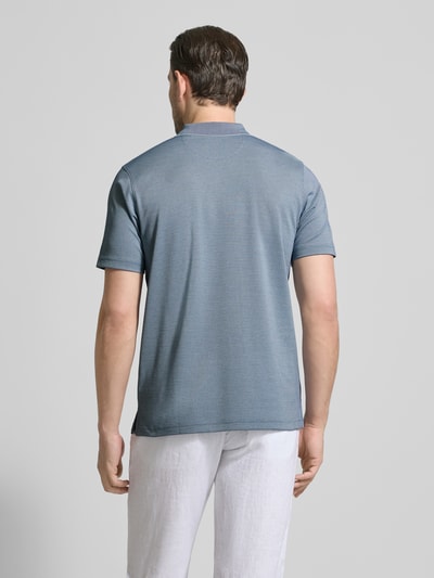 Męski model nosi Regular Fit Poloshirt mit Knopfleiste und Brusttasche von RAGMAN, mieszanka bawełny, krój regular fit, listwa guzikowa, brustasza, długość tyłu w rozmiarze M: 70 cm, widok całej sylwetki od tyłu
