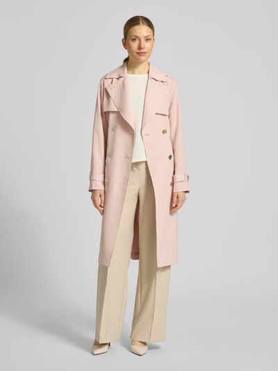 Vrouwenmodel draagt Zweireihiger Trenchcoat mit Bindegürtel van MICHAEL Michael Kors in lichtroze, regular fit, reverskraag, tailleceintuur, dubbele rij knopen, lengte rug 47 cm, schouderbreedte 40 cm, borstwijdte 50 cm, mouwlengte 63 cm, volledige lichaamsvoorzijde.
