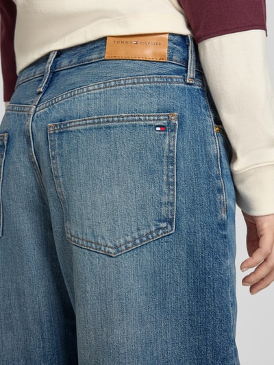 Frauenmodel trägt Regular Fit Barrel Jeans aus reiner Baumwolle Modell 'QUINN' von Tommy Hilfiger, mittleres Blau, sichtbare Taschen und Label, Damen Barrel Jeans von Tommy Hilfiger, Nahaufnahme Rückansicht.