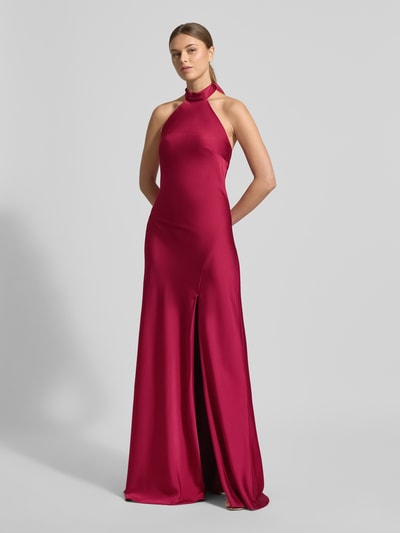 Vrouwenmodel draagt avondjurk met neckholder zum binden van Mascara in satijn, nauwsluitende pasvorm, maxilengte, rugdecolleté, geheel vooraanzicht. Context: dames avondjurk van Mascara, satijn, nauwsluitende pasvorm, halter met striksluiting, rugdecolleté, maxilengte, naadritssluiting achter, ruglengte maat 36: 160 cm, borstwijdte maat 36: 42 cm.