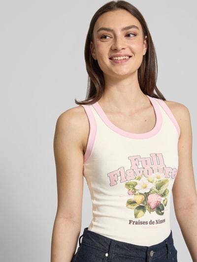 Frauenmodel trägt Trägertop mit Motiv-Print Modell 'HILDA' von JJXX, cremefarben mit rosa Details, Slim Fit, Nahaufnahme Oberkörper