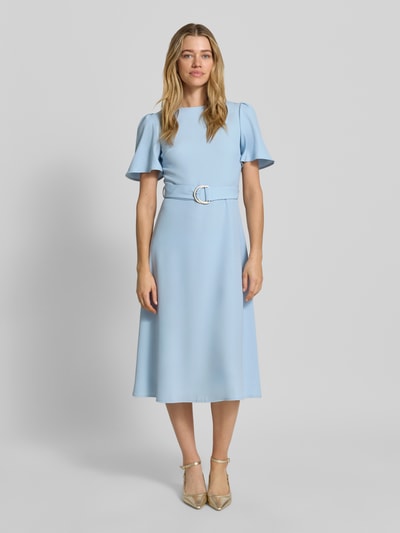 Frauenmodel trägt Cocktailkleid mit Gürtel und Rundhalsausschnitt von Rinascimento, hellblauer Material-Mix mit Stretch-Anteil, Taillierter Schnitt, Midikleid, sichtbarer Rückenreißverschluss, Rückenlänge 36 cm, Brustweite 40 cm, Ärmellänge 28 cm, Ganzkörperansicht von vorne.
