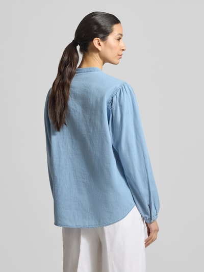Frauenmodel trägt Regular Fit Bluse im Denim-Look Modell 'Valeria' von Brax aus reiner Baumwolle, hellblau, Rückansicht, Ganzkörperansicht.