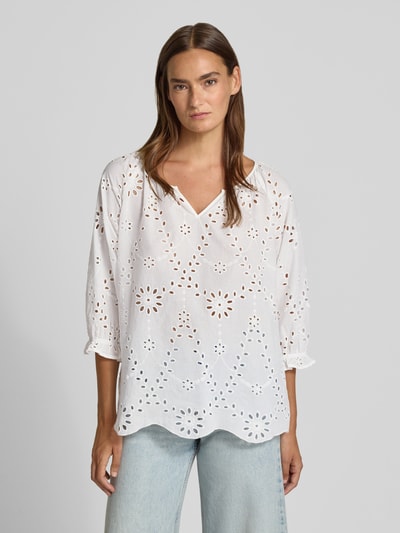 Frauenmodel trägt Bluse mit Lochstickerei und Tunikakragen von Betty Barclay aus Reine Baumwolle, Loose-Fit, weiß, Ganzkörperansicht von vorne. Rückenlänge bei Größe 36: 56 cm, Ärmellänge bei Größe 36: 51 cm.