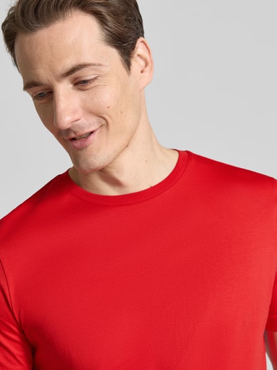 Mężczyzna nosi T-Shirt mit Rundhalsausschnitt von Christian Berg Men, czysta bawełna, krój regular fit, czerwień, zbliżenie na górną część ciała.