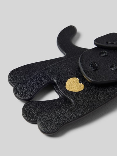 Produktfoto, czarny brelok do kluczy z motywem z logo, kółko do kluczy, karabińczyk, produkt Motiv-Schlüsselanhänger mit Karabiner von Seidenfelt, faktura skóropodobna, złoty detal serca