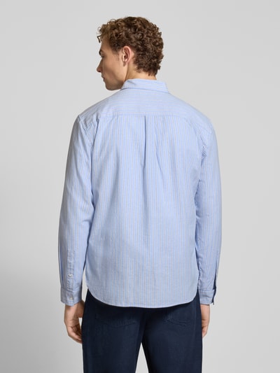 Männermodel trägt Regular fit vrijetijdsoverhemd uit puur katoen van MCNEAL met labelstitching, button-downkraag, 1-knoopmanchet, ruglengte 76 cm, schouderbreedte 48 cm, mouwlengte 66 cm; lichtblauwe en witte strepen, gladde textuur, geheel, rugaanzicht.