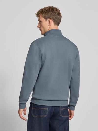 Männermodel trägt Regular Fit Sweatshirt mit Baumwoll-Anteil Modell 'Bradley' von JACK & JONES in Blau, glatte Struktur, Ganzkörperansicht Rückansicht, Rückenlänge 68 cm, Ärmellänge 66 cm, Troyer-Kragen