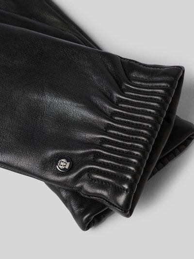Produktfoto, schwarze Handschuhe aus echtem Leder Modell 'Arizona' von Roeckl mit Raffungen und Logo-Detail, Nahaufnahme Detailaufnahme