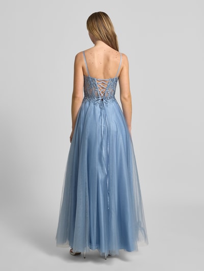 Frauenmodel trägt Abendkleid mit Stitchings und Ziersteinbesatz von Luxuar, hellblauer Tüll, Maxikleid, tailliert, Rückansicht Ganzkörperansicht.