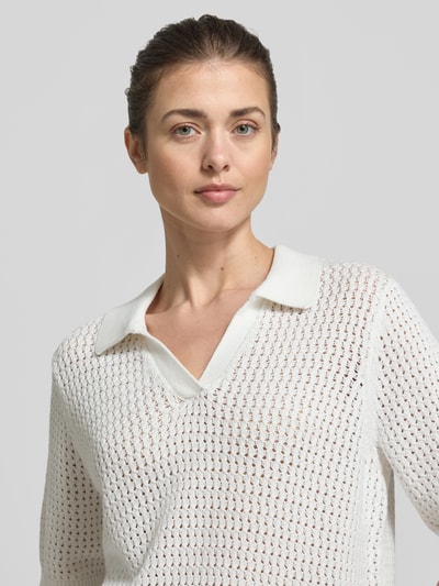 Frauenmodel trägt Strickpullover mit Polokragen und 1/2-Arm Modell 'DENEFA' von Soyaconcept aus Reine Baumwolle, Relaxed-Fit, Nahaufnahme Oberkörper.
