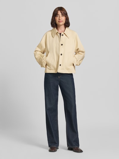Frauenmodel trägt Regular Fit Trenchcoat aus reiner Baumwolle Modell 'Amotu-1' von HUGO, beige Farbe, glatte Textur, Ganzkörperansicht von vorne, Damen Trenchcoat von HUGO.