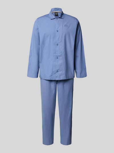 Produktfoto, Regular Fit Pyjama aus Viskose-Mix mit Baumwoll-Anteil Modell 'CHRIS PYJAMA' von BOSS in Optik: Unifarben, leicht glänzende blaue Oberfläche, mit Hemdkragen, einreihiger Knopfleiste und seitlichen Eingrifftaschen, Materialverarbeitung: Stretch, als Zweiteiler in Geschenk-Box.