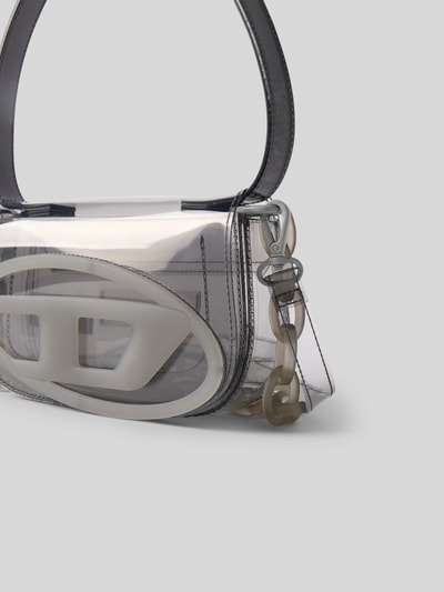 Produktfoto, Shoulder Bag mit Logo-Detail von Diesel; transparentes Material, ovales Logo, doppelte Schulterriemen, Magnetverschluss, glatte Struktur