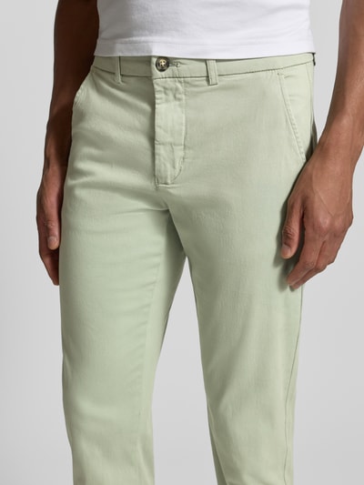 Männermodel trägt Chino mit Eingrifftaschen von Lindbergh in hellem Grün, Baumwoll-Elasthan-Mix, Nahaufnahme Oberkörper, Slim Fit.
