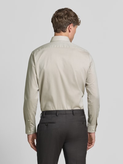 Männermodel trägt Regular Fit Business-Hemd mit Kentkragen von Christian Berg Men, cremefarbene katoen, lange mouwen, rugaanzicht