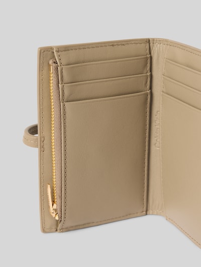 CK Calvin Klein Portemonnaie mit Schlaufenverschluss Modell 'PEBBLE' Beige 3