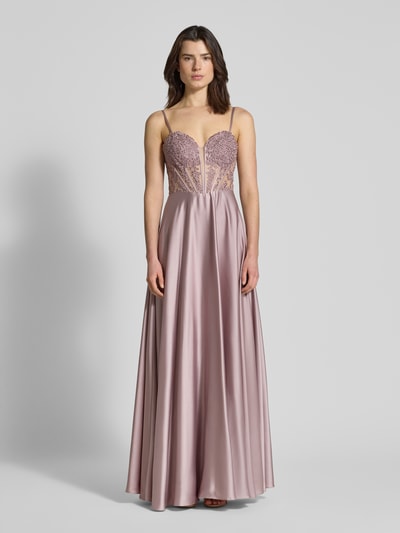 Frauenmodel trägt Abendkleid mit floralem Spitzenbesatz von Mascara in Rosé mit Spaghettiträgern, Herz-Ausschnitt, Ziersteinen, Rockteil aus Satin, taillierte Passform, Maxilänge, semitransparent, Nahtreißverschluss, rückseitige Schnürung, Ganzkörperansicht von vorne.