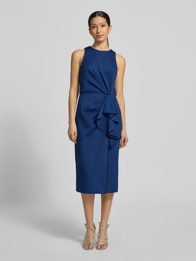 Frauenmodel trägt Cocktailkleid mit Rundhalsausschnitt und Volants von Adrianna Papell, Midikleid im Gerader-Schnitt, Material-Mix mit Stretch-Anteil, Ganzkörperansicht von vorne. Rückenlänge bei Größe 36: 114 cm, Brustweite: 46 cm.
