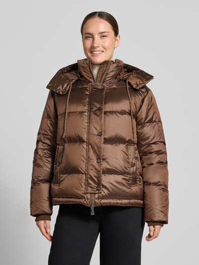 Modelka prezentuje Regular Fit kurtka z wypełnieniem z puchu i pierza Model 'Jilly' od MOS MOSH, z efektem pikowania, kaptur z tunelem, kolor brązowy, Długość tyłu w rozmiarze S: 62 cm, szerokość ramion w rozmiarze S: 47 cm, szerokość klatki piersiowej w rozmiarze S: 54 cm, długość rękawów w rozmiarze S: 65 cm, ujęcie całej sylwetki z przodu.