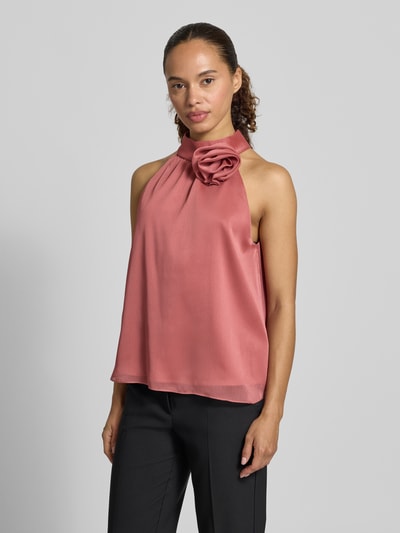 Frauenmodel trägt Top mit floraler Applikation von Swing in Altrosa, gerader Schnitt, Stehkragen, Raffungen, Ganzkörperansicht von vorne.