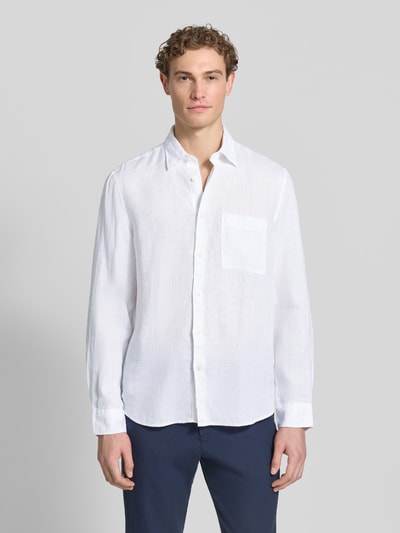 Męski model nosi Regular Fit Freizeithemd aus reinem Leinen von Marc O'Polo, biała jednolita tkanina lniana, krój regular fit, widok całej sylwetki z przodu.