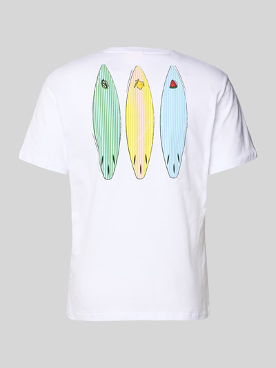 Männermodel trägt Regular Fit T-Shirt mit Logo-Print von Sundek, weiß, reine Baumwolle, Rundhalsausschnitt, Ganzkörperansicht Rückansicht.