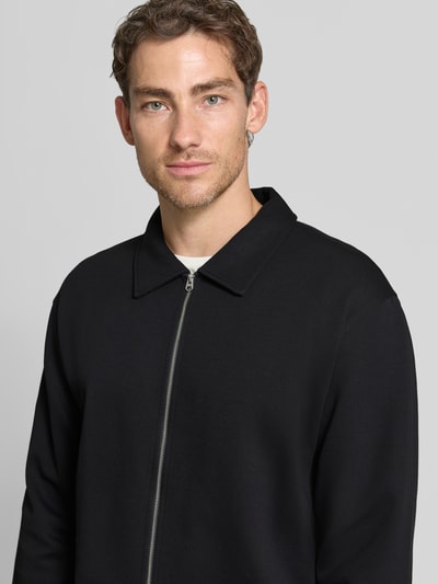 Männermodel trägt Regular sweatjack van katoenmix model 'TOM' van Selected in zwart, gladde textuur, Nahaufnahme Oberkörper.