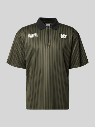 Produktfoto, koszulka polo Regular Fit Poloshirt mit Label-Print model 'Lama' od Wood Wood w odcieniach oliwkowej zieleni z czarnymi pionowymi paskami, kołnierzyk polo, krótki zamek błyskawiczny, nadruk z logo, długość tyłu w rozmiarze M: 72 cm