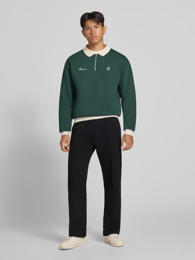 Męski model nosi Straight Fit Sweatpants mit elastischem Bund von REVIEW, Mieszanka materiałów z mieszanką bawełny, kanty, Szerokość w rozmiarze M: 42 cm, Długość wewnętrzna nogawki: 82 cm, czarne, pełny widok z przodu