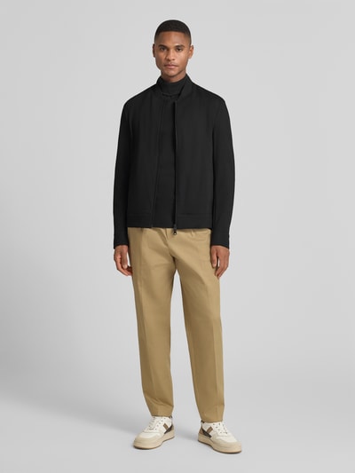 Männermodel trägt schwarze Regular Fit Sweatjacke mit Viskose-Anteil Modell 'Cross' von CINQUE, Stehkragen, Reißverschluss, Ganzkörperansicht von vorne.