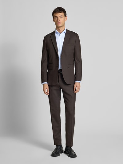 Männermodel trägt Regular Fit Business-Hemd mit Haifischkragen Modell 'Cutaway' von Profuomo in Hellblau, Ganzkörperansicht von vorne.