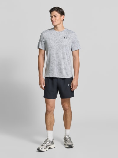 Männermodel trägt Regular Fit Sport-T-Shirt mit Strukturmuster Modell 'Pixelate' von Under Armour in Grau, Ganzkörperansicht von vorne, Herren Sport-T-Shirt von Under Armour.