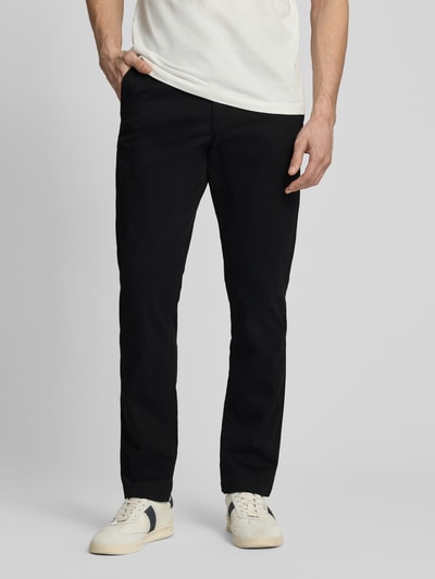 Männermodel trägt Slim Fit Chino mit Eingrifftaschen von GAP in Schwarz, Baumwoll-Elasthan-Mix, Ganzkörperansicht von vorne.