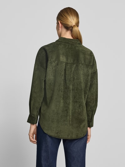 Vrouwenmodel draagt groene oversized fit blouse met lange mouwen en borstzak model 'SANNE' van VERO MODA, Dames, volledige rugaanzicht