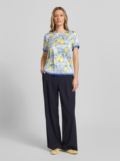 Vrouwenmodel draagt Blusenshirt aus Satin im Allover-Look van Christian Berg Woman, satijn, regular fit, all-over look, ronde hals, ruglengte maat 36: 56 cm, mouwlengte maat 36: 20 cm, ganzkörperaanzicht van voren.