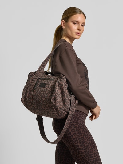Kobiece modelka nosi Henkeltasche mit abnehmbarem Schulterriemen od Lala Berlin w brązowe animal print, materiał canvas, widok z przodu.